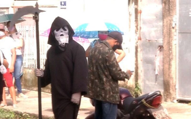 Imagem ilustrativa da notícia: Cametá: homem vestido de morte vai à fila da Caixa para alertar população 