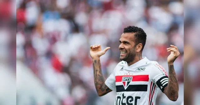 Imagem ilustrativa da notícia Daniel Alves cogita terminar carreira no futebol argentino. Saiba qual é o clube