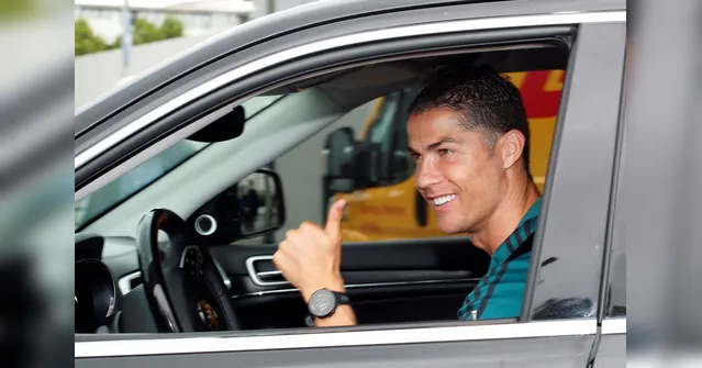 Imagem ilustrativa da notícia Cristiano Ronaldo chega sorridente e sem máscara em CT