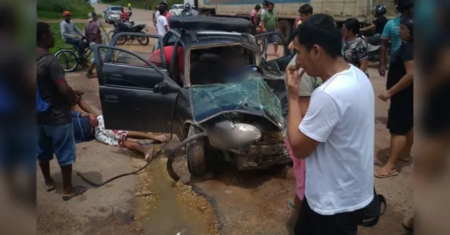 Imagem ilustrativa da notícia Carro se choca com caminhão em rodovia paraense e fica destruído