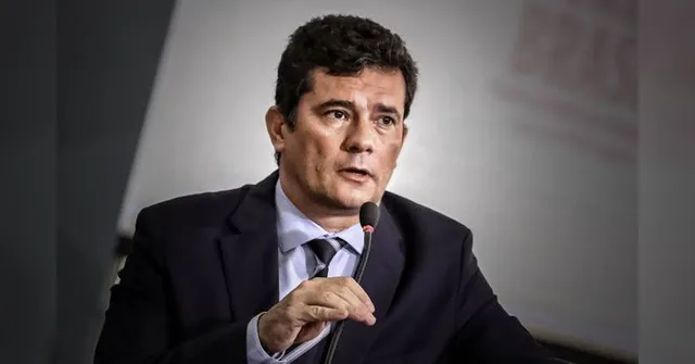 Imagem ilustrativa da notícia Moro mostra mensagens que contradizem Bolsonaro: "Não estou a venda"