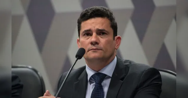 Imagem ilustrativa da notícia Moro pede demissão após troca de diretor da PF e Bolsonaro tenta reverter