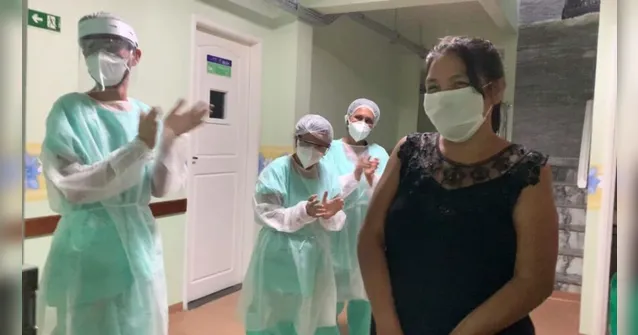 Imagem ilustrativa da notícia Primeira
paciente internada com covid-19 no Dom Zico deixa hospital sob aplausos