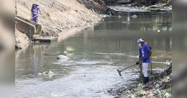 Imagem ilustrativa da notícia Para reduzir alagamentos, cerca de 40 km de canais recebem limpeza em Belém 