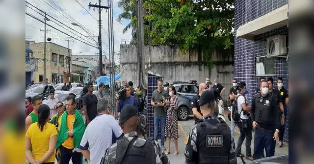 Imagem ilustrativa da notícia Manifestantes desobedecem decreto de segurança sanitária e são presos; assista!