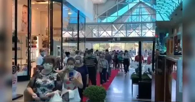 Imagem ilustrativa da notícia Reabertura de shoppings tem saxofone, palmas e aglomeração em meio a pandemia