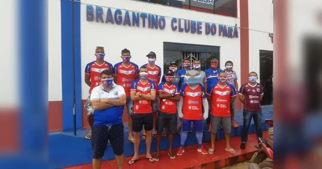 Imagem ilustrativa da notícia Jogadores entregam máscaras para torcedores do Bragantino