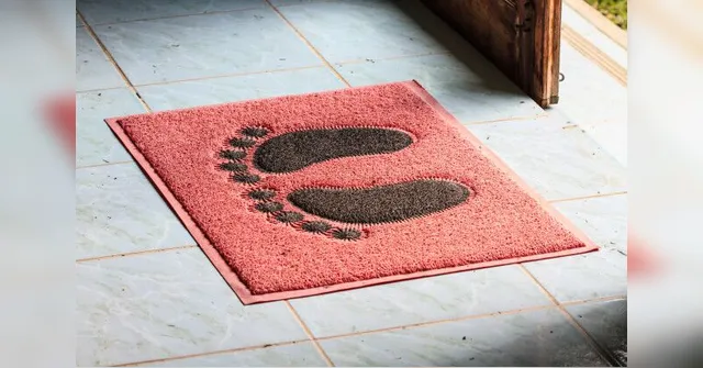 Imagem ilustrativa da notícia Covid-19: especialistas orientam retirar tapetes, carpetes e entrar em casa descalço
