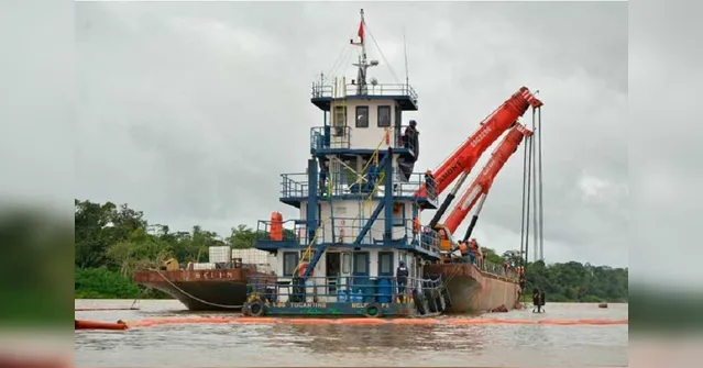 Imagem ilustrativa da notícia Navio Anna Karoline III é retirado do fundo de rio