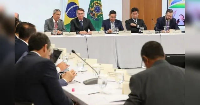 Imagem ilustrativa da notícia Bolsonaro diz que trocaria chefe da segurança e ministro: "não vou esperar f** minha família toda"