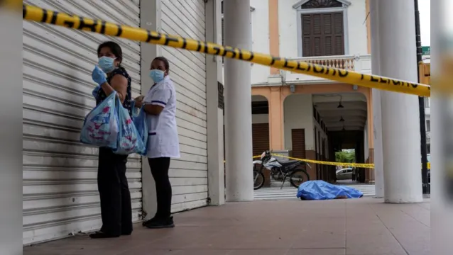 Imagem ilustrativa da notícia Coronavírus: colapso no Equador leva famílias a conviverem com cadáveres por dias; imagens fortes