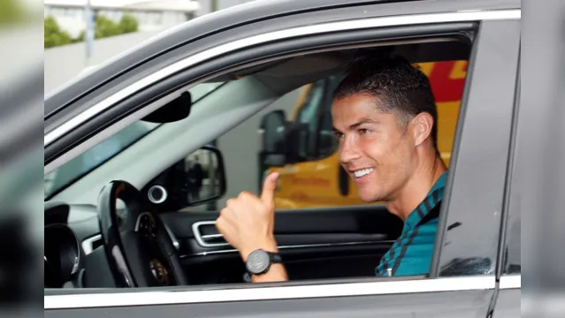 Imagem ilustrativa da notícia Cristiano Ronaldo chega sorridente e sem máscara em CT