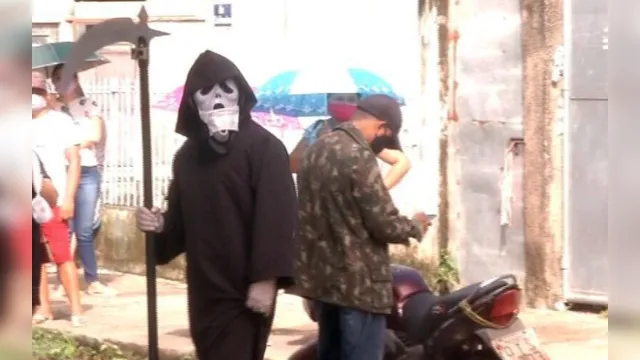 Imagem ilustrativa da notícia Cametá: homem vestido de morte vai à fila da Caixa para alertar população 