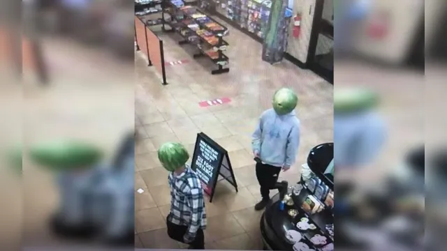 Imagem ilustrativa da notícia Assaltantes usam melancia como máscara em roubo nos Estados Unidos