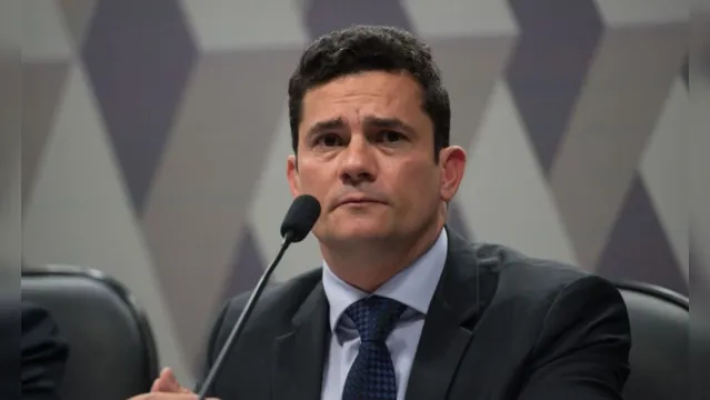 Imagem ilustrativa da notícia Moro pede demissão após troca de diretor da PF e Bolsonaro tenta reverter