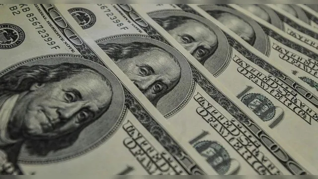 Imagem ilustrativa da notícia Dólar fecha acima de R$ 5,90 pela primeira vez na história