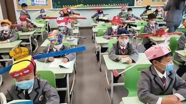 Imagem ilustrativa da notícia Escola na China usa invenção curiosa para manter alunos afastados