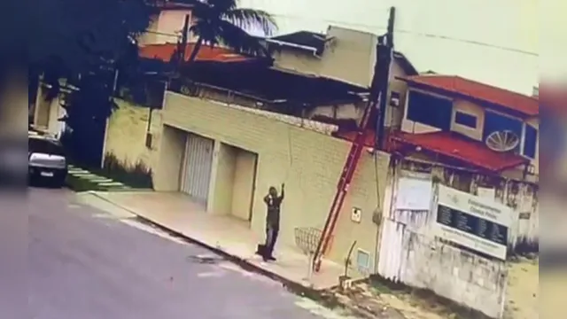 Imagem ilustrativa da notícia Vídeo: dupla é flagrada recebendo carga elétrica enquanto tentava fazer 'gato' em poste