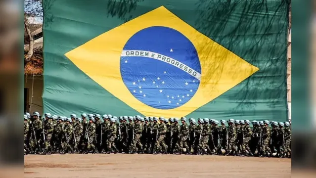 Imagem ilustrativa da notícia Militares recebem auxílio e Bolsonaro atribui irregularidades a 'garotada'