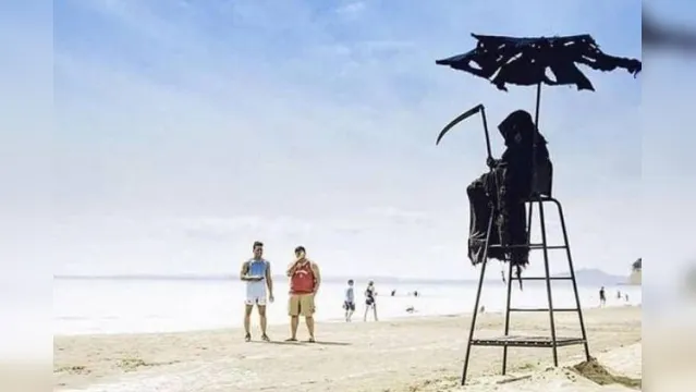 Imagem ilustrativa da notícia Homem vestido de 'Morte' assusta banhistas que furam quarentena para ir à praia