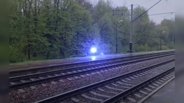 Imagem ilustrativa da notícia Ovni ou fantasma? Vídeo mostra luz misteriosa atravessando trilhos de ferrovia. Assista!