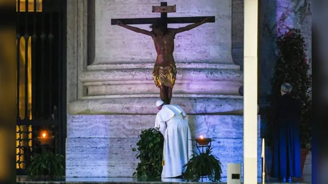 Imagem ilustrativa da notícia Pelo fim do Covid-19, Papa reza aos pés do crucifixo que "venceu" a peste negra