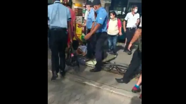 Imagem ilustrativa da notícia Placa de ferro cai e atinge passageira dentro do terminal rodoviário
