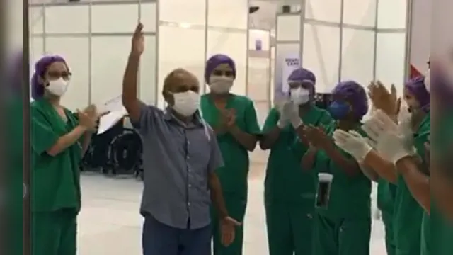 Imagem ilustrativa da notícia Vídeo
mostra primeiro paciente de covid-19 recebendo alta sob aplausos no Hospital de
Campanha de Santarém