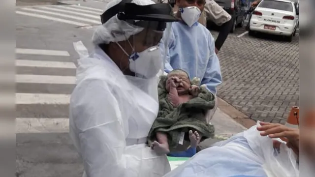 Imagem ilustrativa da notícia Bebê nasce dentro do carro em frente ao Hospital Abelardo Santos. Veja o vídeo!