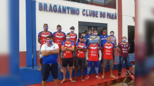 Imagem ilustrativa da notícia Jogadores entregam máscaras para torcedores do Bragantino