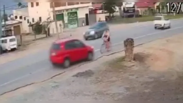 Imagem ilustrativa da notícia Imagens fortes! Vídeo mostra momento em que carro atinge e mata ciclista