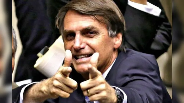 Imagem ilustrativa da notícia "Quero o povo armado, senão um filho da p** impõe ditadura", afirmou Bolsonaro em video