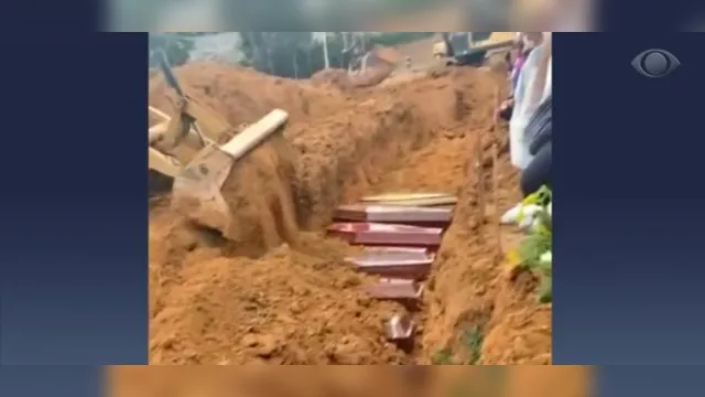 Imagem ilustrativa da notícia Famílias abrem caixões para ter certeza de que estão enterrando parentes
em Manaus