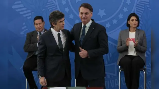 Imagem ilustrativa da notícia Jair Bolsonaro dá posse ao novo ministro da Saúde