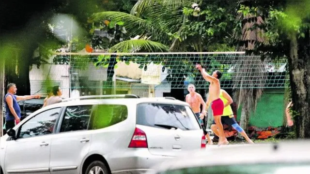 Imagem ilustrativa da notícia Jogos de futebol e vôlei são flagrados em áreas de Belém