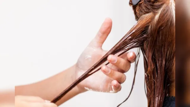Imagem ilustrativa da notícia Pintando o cabelo, Claudia Raia mostrou que dá para manter a beleza em casa