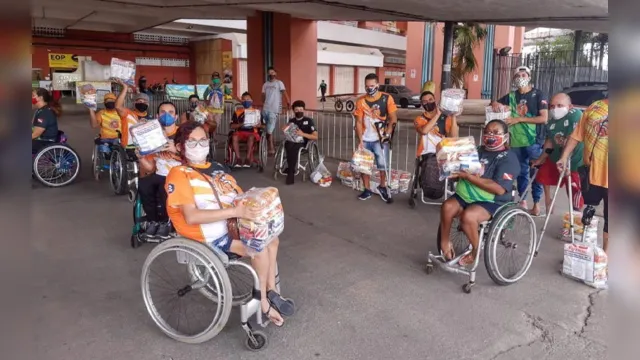 Imagem ilustrativa da notícia Atletas paralímpicos recebem cestas básicas no Mangueirão