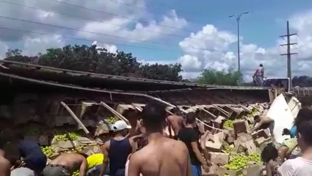 Imagem ilustrativa da notícia Vídeo: caminhão tomba e moradores tentam saquear carga na João Paulo II