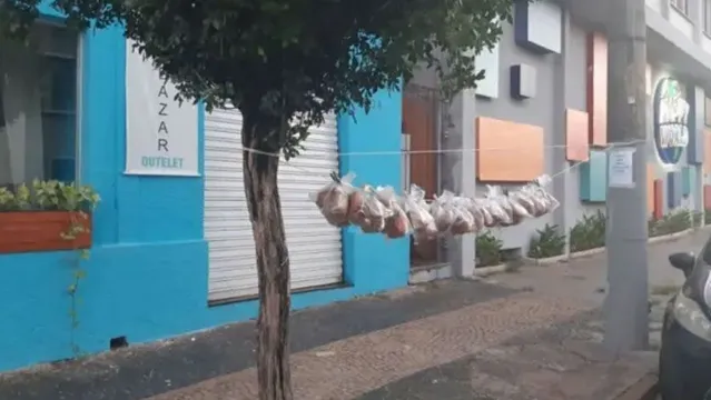 Imagem ilustrativa da notícia Moradores penduram lanches em árvores para pessoas que vivem nas ruas
