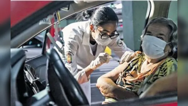 Imagem ilustrativa da notícia Drive-thru: vacina dentro do carro evita aglomerações