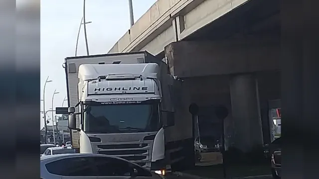 Imagem ilustrativa da notícia Carreta colide com viaduto da Augusto Montenegro; veja o vídeo!