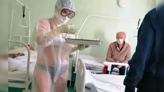 Imagem ilustrativa da notícia Enfermeira é suspensa de hospital após ficar de lingerie no plantão