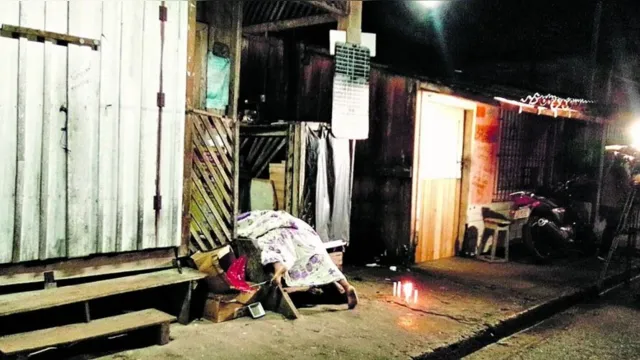 Imagem ilustrativa da notícia Mulher é assassinada na porta da casa de parentes em noite de lockdow em Icoaraci