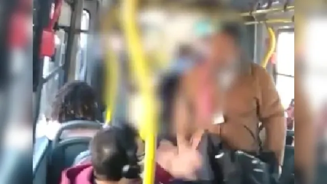 Imagem ilustrativa da notícia Vendedor se recusa a usar máscara em ônibus e cria confusão com passageiros; veja o vídeo!