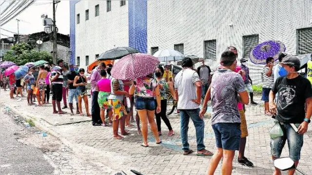 Imagem ilustrativa da notícia Filas quilométricas e aglomerações marcam busca por auxílio emergencial em Belém