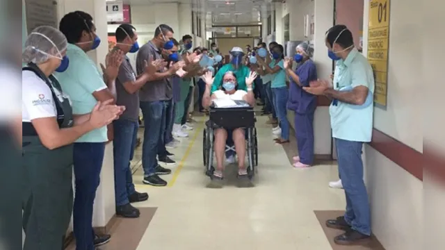 Imagem ilustrativa da notícia Emoção: Pacientes recuperados de covid-10 recebem alta em Altamira