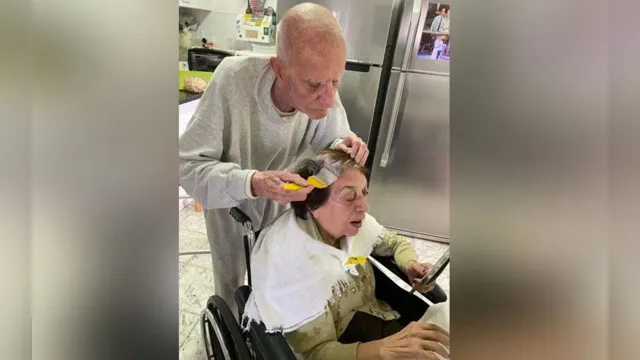 Imagem ilustrativa da notícia Idoso de 92 anos pinta o cabelo da esposa, que não pode sair de casa, e casal viraliza
