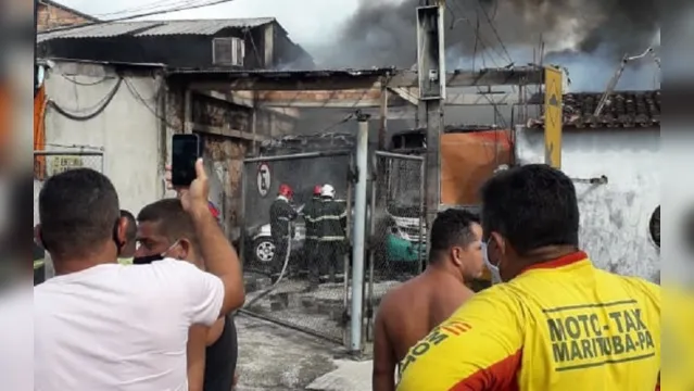 Imagem ilustrativa da notícia Incêndio atinge oficina e destrói dois ônibus e um carro na Grande Belém