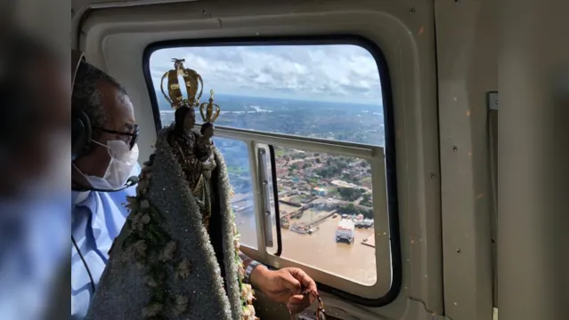 Imagem ilustrativa da notícia Imagem de Nossa Senhora de Nazaré sobrevoa Belém abençoando paraenses 