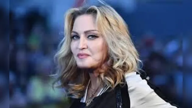 Imagem ilustrativa da notícia Madonna posta foto com sutiã transparente e fãs vão ao delírio 